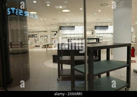 Essen, Deutschland. August 2024. Leere Regale und verschlossene Türen in der Karstadt-Niederlassung in Essen, Räumungsverkauf in der Galeria Kaufhof Karstadt in Essen, im Rahmen eines Insolvenzverfahrens und einer Umstrukturierung wird die Niederlassung im Einkaufszentrum Limbecker Platz in Essen am 31. August 2024 geschlossen, Essen am 23. August 2024. Quelle: dpa/Alamy Live News Stockfoto