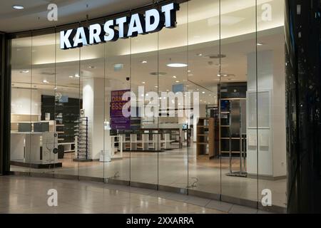 Essen, Deutschland. August 2024. Leere Regale und verschlossene Türen in der Karstadt-Niederlassung in Essen, Räumungsverkauf in der Galeria Kaufhof Karstadt in Essen, im Rahmen eines Insolvenzverfahrens und einer Umstrukturierung wird die Niederlassung im Einkaufszentrum Limbecker Platz in Essen am 31. August 2024 geschlossen, Essen am 23. August 2024. Quelle: dpa/Alamy Live News Stockfoto