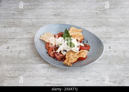Caprese italienisches frisches Gericht, Tomaten und Mozzarella Basilikum Stockfoto