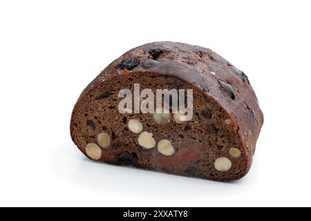 Süßes Roggenbrot mit Haselnüssen und getrockneten Früchten, isoliert auf weiß Stockfoto