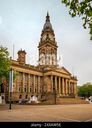 Bolton Town Hall, von unten überhängendes Laub betrachtet und im Portraitformat gerendert, mit Platz für Kopien Stockfoto