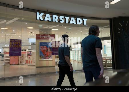 Essen, Deutschland. August 2024. Leere Regale und verschlossene Türen in der Karstadt-Niederlassung in Essen, Räumungsverkauf in der Galeria Kaufhof Karstadt in Essen, im Rahmen eines Insolvenzverfahrens und einer Umstrukturierung wird die Niederlassung im Einkaufszentrum Limbecker Platz in Essen am 31. August 2024 geschlossen, Essen am 23. August 2024. Quelle: dpa/Alamy Live News Stockfoto