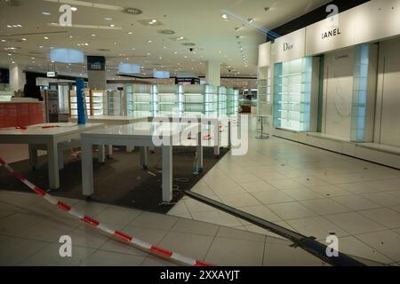 Essen, Deutschland. August 2024. Leere Regale und verschlossene Türen in der Karstadt-Niederlassung in Essen, Räumungsverkauf in der Galeria Kaufhof Karstadt in Essen, im Rahmen eines Insolvenzverfahrens und einer Umstrukturierung wird die Niederlassung im Einkaufszentrum Limbecker Platz in Essen am 31. August 2024 geschlossen, Essen am 23. August 2024. Quelle: dpa/Alamy Live News Stockfoto