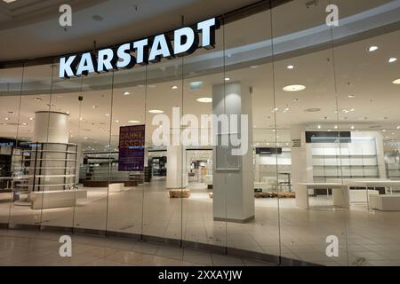 Essen, Deutschland. August 2024. Leere Regale und verschlossene Türen in der Karstadt-Niederlassung in Essen, Räumungsverkauf in der Galeria Kaufhof Karstadt in Essen, im Rahmen eines Insolvenzverfahrens und einer Umstrukturierung wird die Niederlassung im Einkaufszentrum Limbecker Platz in Essen am 31. August 2024 geschlossen, Essen am 23. August 2024. Quelle: dpa/Alamy Live News Stockfoto