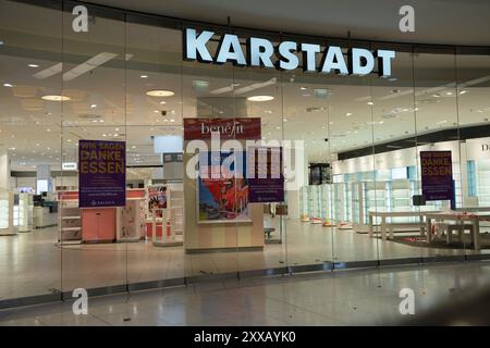 Essen, Deutschland. August 2024. Leere Regale und verschlossene Türen in der Karstadt-Niederlassung in Essen, Räumungsverkauf in der Galeria Kaufhof Karstadt in Essen, im Rahmen eines Insolvenzverfahrens und einer Umstrukturierung wird die Niederlassung im Einkaufszentrum Limbecker Platz in Essen am 31. August 2024 geschlossen, Essen am 23. August 2024. Quelle: dpa/Alamy Live News Stockfoto