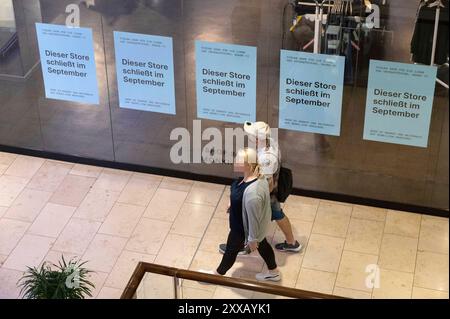 Essen, Deutschland. August 2024. Außenansicht, geschlossene Türen mit Schildern, Schließung, Räumungsverkauf bei Monki in Essen, die Filiale im Limbecker Platz in Essen ist im September 2024 geschlossen, Essen, 15. Juli 2024. Quelle: dpa/Alamy Live News Stockfoto