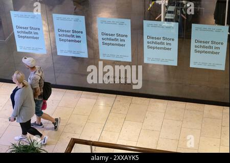 Essen, Deutschland. August 2024. Außenansicht, geschlossene Türen mit Schildern, Schließung, Räumungsverkauf bei Monki in Essen, die Filiale im Limbecker Platz in Essen ist im September 2024 geschlossen, Essen, 15. Juli 2024. Quelle: dpa/Alamy Live News Stockfoto