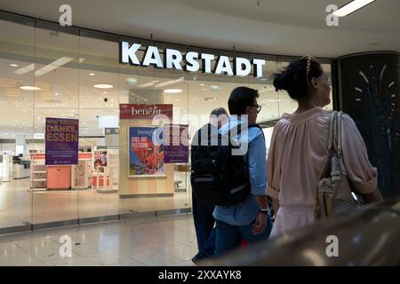 Essen, Deutschland. August 2024. Leere Regale und verschlossene Türen in der Karstadt-Niederlassung in Essen, Räumungsverkauf in der Galeria Kaufhof Karstadt in Essen, im Rahmen eines Insolvenzverfahrens und einer Umstrukturierung wird die Niederlassung im Einkaufszentrum Limbecker Platz in Essen am 31. August 2024 geschlossen, Essen am 23. August 2024. Quelle: dpa/Alamy Live News Stockfoto