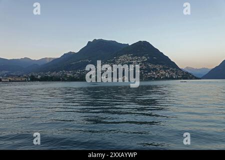 Das Dorf Castagnola, das sich am Nordufer von Lugano, Schweiz und unterhalb des Berges Brè befindet, wird von der anderen Seite des Luganer Sees aus gezeigt. Stockfoto