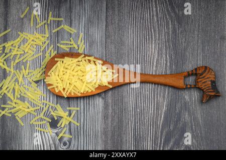 Handgemachte Türkische Nudeln (türkischer Name: Eriste) in einer Schüssel. Erishte mit traditioneller türkischer Küche. Vermicelli auf hölzernem Hintergrund. Stockfoto