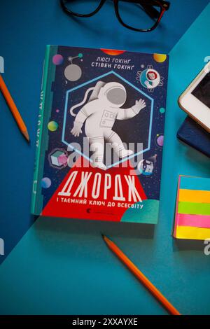 Das Buch von Stephen Hawking und Lucy Hawking George's Secret Key to the Universe auf Ukrainisch. Old Lion Publishing House. Ukraine, Kiew - 25. August 2020 Stockfoto