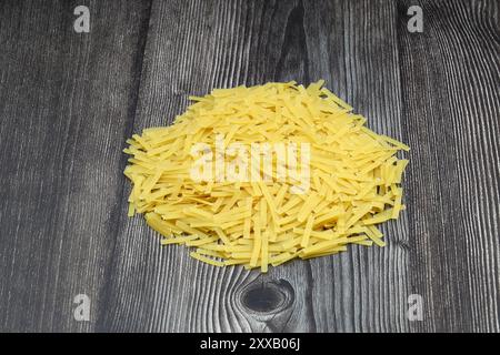 Handgemachte Türkische Nudeln (türkischer Name: Eriste) in einer Schüssel. Erishte mit traditioneller türkischer Küche. Vermicelli auf hölzernem Hintergrund. Stockfoto