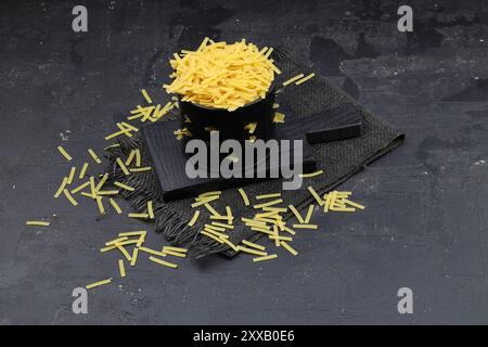 Handgemachte Türkische Nudeln (türkischer Name: Eriste) in einer Schüssel. Erishte mit traditioneller türkischer Küche. Vermicelli auf hölzernem Hintergrund. Stockfoto