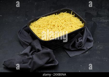 Handgemachte Türkische Nudeln (türkischer Name: Eriste) in einer Schüssel. Erishte mit traditioneller türkischer Küche. Vermicelli auf hölzernem Hintergrund. Stockfoto