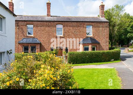 Häuser aus dem lokalen Old Red Sandstone im Dorf Walton, Cumbria, England, Großbritannien Stockfoto