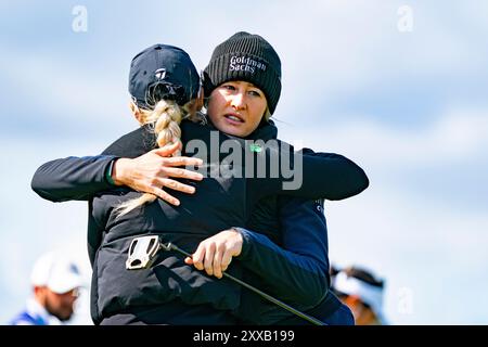 St Andrews, Schottland, Großbritannien. August 2024. Zweite Runde der AIG Women’s Open auf dem Old Course St Andrews. Nelly Korda umarmt Charley Hull auf dem 9. Green (18. Loch). Iain Masterton/Alamy Live News Stockfoto