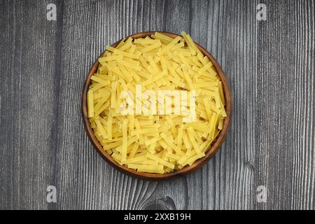 Handgemachte Türkische Nudeln (türkischer Name: Eriste) in einer Schüssel. Erishte mit traditioneller türkischer Küche. Vermicelli auf hölzernem Hintergrund. Stockfoto