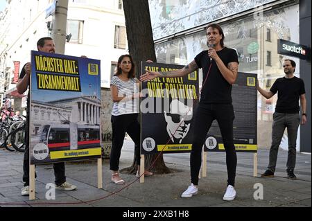 Wien, Österreich. August 2024. Die Bierpartei mit Dominik Wlazny (Marco Pogo) präsentiert die ersten Wahlplakate in Wien an der Mariahilferstraße. Bild zeigt Dominik Wlazny (vorne) Stockfoto