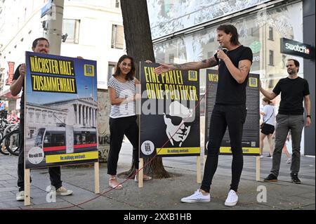 Wien, Österreich. August 2024. Die Bierpartei mit Dominik Wlazny (Marco Pogo) präsentiert die ersten Wahlplakate in Wien an der Mariahilferstraße. Bild zeigt Dominik Wlazny (vorne) Stockfoto
