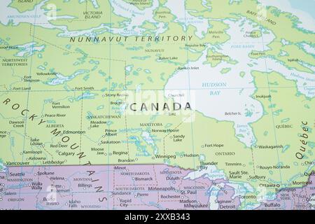 Nahaufnahme der politischen Landkarte Kanadas mit Ländergrenzen und den wichtigsten Städten Stockfoto