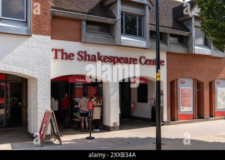 Touristen, die vor dem shakespeare Center anstehen, um Tickets zu kaufen Stockfoto