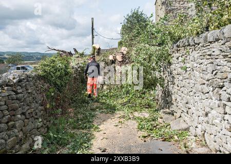 Sturm Lilian, mit starkem Regen und starken Winden, traf einige Bäume und Grundstücke in Long Preston, North Yorkshire (der 12. Benannte Sturm der Saison). Stockfoto