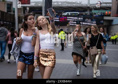 Taylor Swift Superfans oder „Swifties“ kommen nach Wembley in London, um die letzte Stadionshow ihrer Eras-Tour zu erleben, die bereits die erfolgreichste Tour aller Zeiten ist. Stockfoto