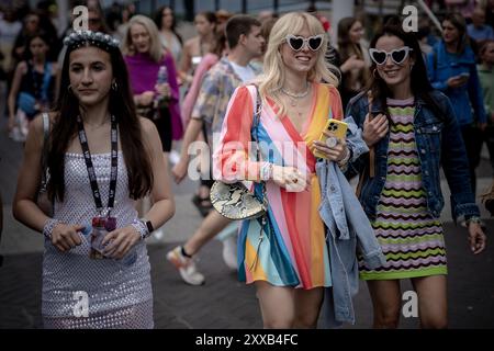Taylor Swift Superfans oder „Swifties“ kommen nach Wembley in London, um die letzte Stadionshow ihrer Eras-Tour zu erleben, die bereits die erfolgreichste Tour aller Zeiten ist. Stockfoto