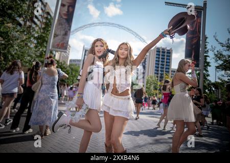 Taylor Swift Superfans oder „Swifties“ kommen nach Wembley in London, um die letzte Stadionshow ihrer Eras-Tour zu erleben, die bereits die erfolgreichste Tour aller Zeiten ist. Stockfoto