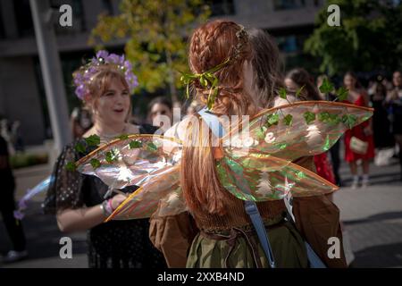 Taylor Swift Superfans oder „Swifties“ kommen nach Wembley in London, um die letzte Stadionshow ihrer Eras-Tour zu erleben, die bereits die erfolgreichste Tour aller Zeiten ist. Stockfoto