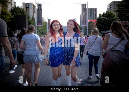 Taylor Swift Superfans oder „Swifties“ kommen nach Wembley in London, um die letzte Stadionshow ihrer Eras-Tour zu erleben, die bereits die erfolgreichste Tour aller Zeiten ist. Stockfoto