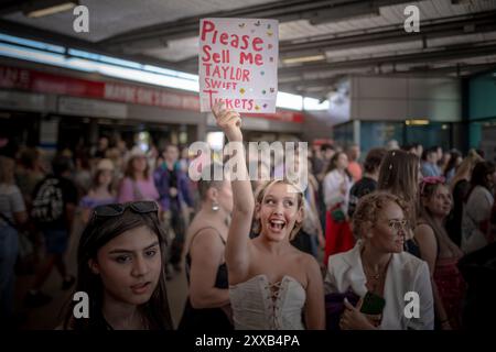 Taylor Swift Superfans oder „Swifties“ kommen nach Wembley in London, um die letzte Stadionshow ihrer Eras-Tour zu erleben, die bereits die erfolgreichste Tour aller Zeiten ist. Stockfoto