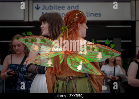 Taylor Swift Superfans oder „Swifties“ kommen nach Wembley in London, um die letzte Stadionshow ihrer Eras-Tour zu erleben, die bereits die erfolgreichste Tour aller Zeiten ist. Stockfoto