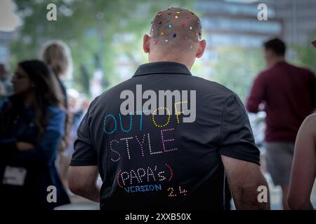 Taylor Swift Superfans oder „Swifties“ kommen nach Wembley in London, um die letzte Stadionshow ihrer Eras-Tour zu erleben, die bereits die erfolgreichste Tour aller Zeiten ist. Stockfoto