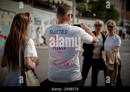 Taylor Swift Superfans oder „Swifties“ kommen nach Wembley in London, um die letzte Stadionshow ihrer Eras-Tour zu erleben, die bereits die erfolgreichste Tour aller Zeiten ist. Stockfoto