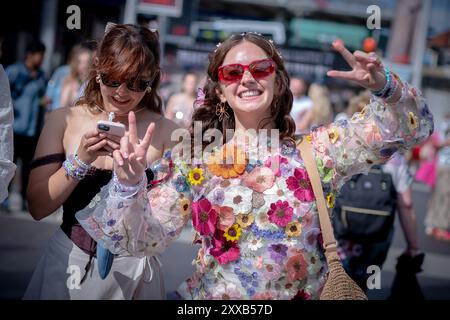 Taylor Swift Superfans oder „Swifties“ kommen nach Wembley in London, um die letzte Stadionshow ihrer Eras-Tour zu erleben, die bereits die erfolgreichste Tour aller Zeiten ist. Stockfoto