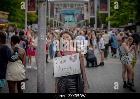 Taylor Swift Superfans oder „Swifties“ kommen nach Wembley in London, um die letzte Stadionshow ihrer Eras-Tour zu erleben, die bereits die erfolgreichste Tour aller Zeiten ist. Stockfoto