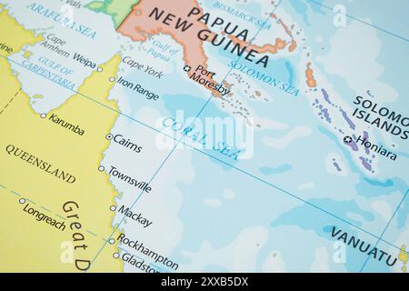 Makrofoto der Korallenmeerregion in der Mitte von australien und papua Neuguinea mit Ländergrenzen und wichtigsten Städten Stockfoto