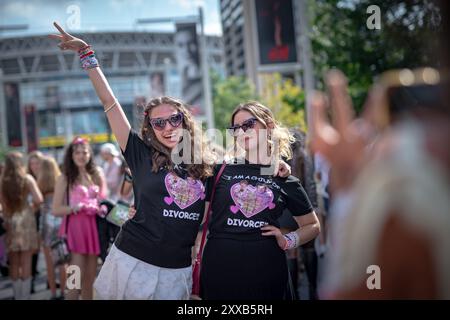 Taylor Swift Superfans oder „Swifties“ kommen nach Wembley in London, um die letzte Stadionshow ihrer Eras-Tour zu erleben, die bereits die erfolgreichste Tour aller Zeiten ist. Stockfoto