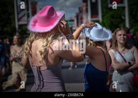 Taylor Swift Superfans oder „Swifties“ kommen nach Wembley in London, um die letzte Stadionshow ihrer Eras-Tour zu erleben, die bereits die erfolgreichste Tour aller Zeiten ist. Stockfoto
