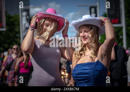 Taylor Swift Superfans oder „Swifties“ kommen nach Wembley in London, um die letzte Stadionshow ihrer Eras-Tour zu erleben, die bereits die erfolgreichste Tour aller Zeiten ist. Stockfoto