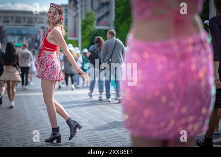 Taylor Swift Superfans oder „Swifties“ kommen nach Wembley in London, um die letzte Stadionshow ihrer Eras-Tour zu erleben, die bereits die erfolgreichste Tour aller Zeiten ist. Stockfoto