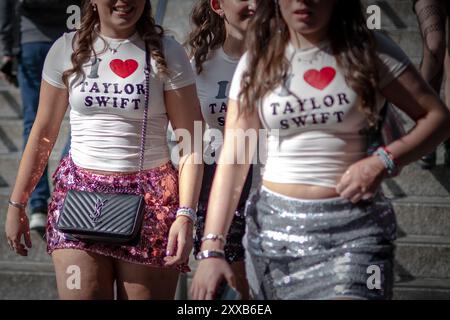 Taylor Swift Superfans oder „Swifties“ kommen nach Wembley in London, um die letzte Stadionshow ihrer Eras-Tour zu erleben, die bereits die erfolgreichste Tour aller Zeiten ist. Stockfoto