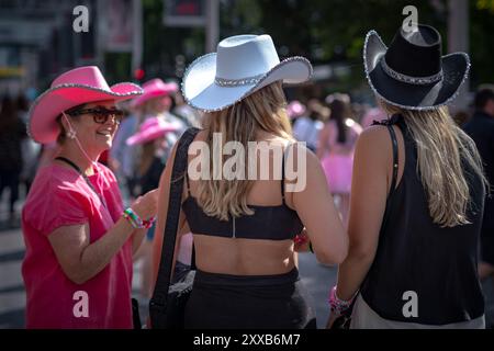Taylor Swift Superfans oder „Swifties“ kommen nach Wembley in London, um die letzte Stadionshow ihrer Eras-Tour zu erleben, die bereits die erfolgreichste Tour aller Zeiten ist. Stockfoto
