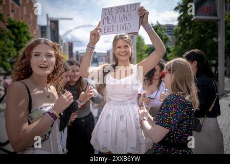 Taylor Swift Superfans oder „Swifties“ kommen nach Wembley in London, um die letzte Stadionshow ihrer Eras-Tour zu erleben, die bereits die erfolgreichste Tour aller Zeiten ist. Stockfoto