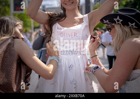 Taylor Swift Superfans oder „Swifties“ kommen nach Wembley in London, um die letzte Stadionshow ihrer Eras-Tour zu erleben, die bereits die erfolgreichste Tour aller Zeiten ist. Stockfoto