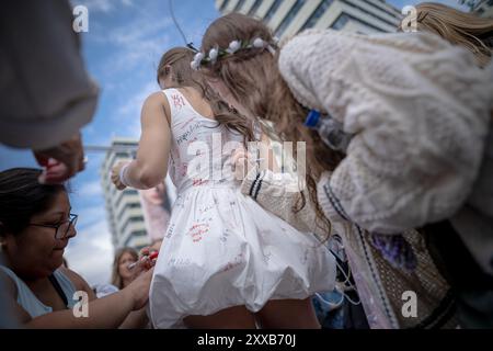 Taylor Swift Superfans oder „Swifties“ kommen nach Wembley in London, um die letzte Stadionshow ihrer Eras-Tour zu erleben, die bereits die erfolgreichste Tour aller Zeiten ist. Stockfoto
