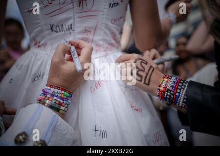 Taylor Swift Superfans oder „Swifties“ kommen nach Wembley in London, um die letzte Stadionshow ihrer Eras-Tour zu erleben, die bereits die erfolgreichste Tour aller Zeiten ist. Stockfoto