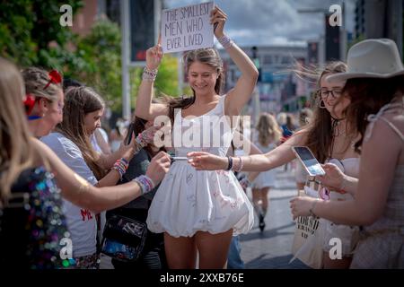 Taylor Swift Superfans oder „Swifties“ kommen nach Wembley in London, um die letzte Stadionshow ihrer Eras-Tour zu erleben, die bereits die erfolgreichste Tour aller Zeiten ist. Stockfoto