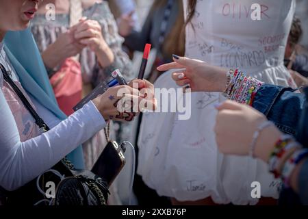 Taylor Swift Superfans oder „Swifties“ kommen nach Wembley in London, um die letzte Stadionshow ihrer Eras-Tour zu erleben, die bereits die erfolgreichste Tour aller Zeiten ist. Stockfoto